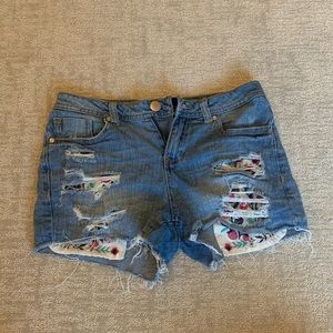 Super cute jean shorts with embroidered pockets